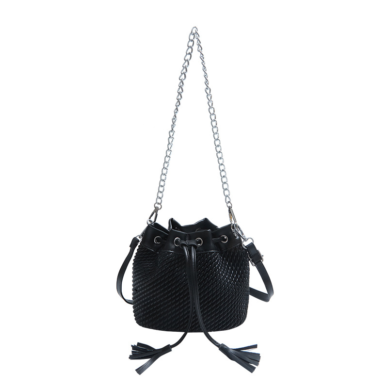 Versión coreana del bolso de cubo de nicho 2025 verano nuevo bolso femenino pequeño bolso de hombro con flecos fresco bolso de mensajero de cadena de moda