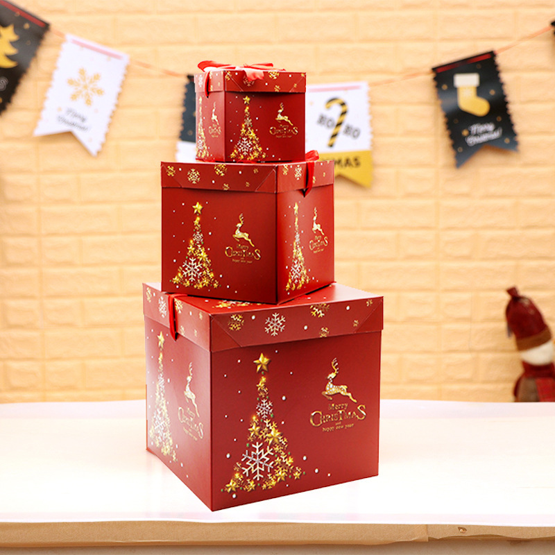 クリスマス装飾ギフトボックスの店頭デパートのショーウインドーのシーンにクリスマスツリーの下に飾られたギフトボックス|undefined