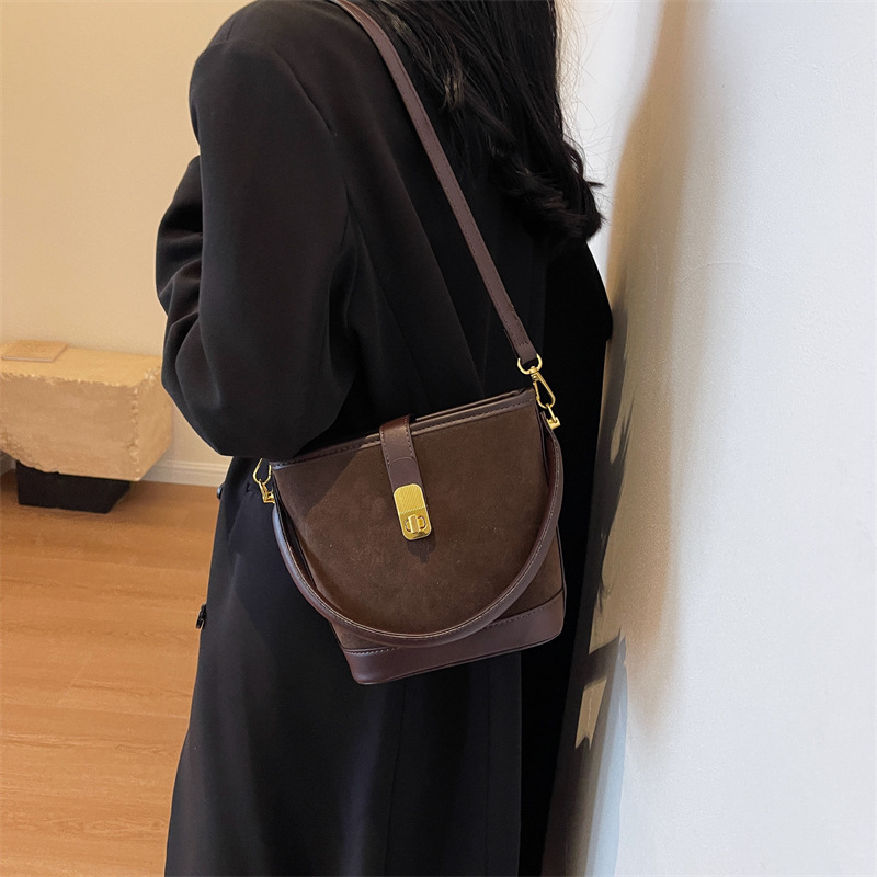 Nicho coreano de diseño simple bolso de cubo de mano mujer 2024 nuevo estilo de moda universal bolso de hombro bolso de moda