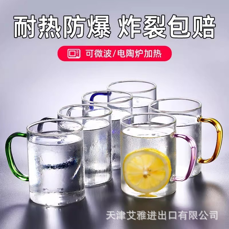高ホウ素シリコングラスは取っ手のコップを持って水を飲みます。|undefined