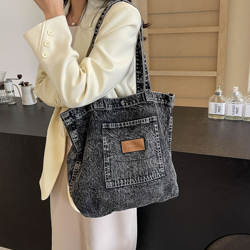 2024 verano nuevo estilo mezclilla bolso de hombro de cercanías simple retro de gran capacidad bolso de mujer al por mayor de moda