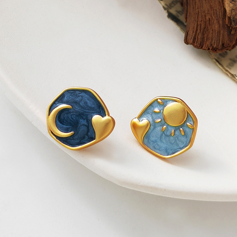 1 Paire Style Vintage Soleil Lune Forme De Cœur Le Cuivre Placage Boucles D'oreilles display picture 1