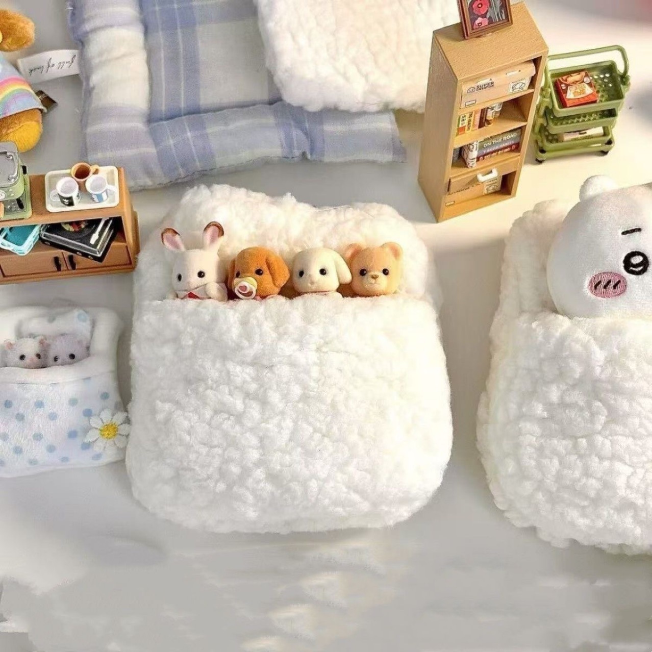 Alto valor facial auto-desprecio ropa de bebé super suave sombrero cama 10cm muñeca con accesorios de algodón muñeca decoración