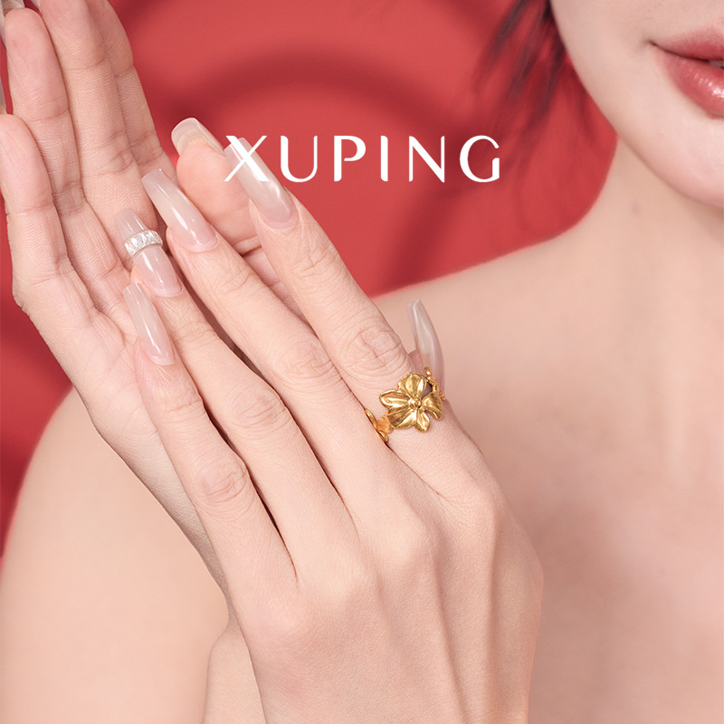 Xuping Europa y los Estados Unidos transfronterizos de acero inoxidable 24k anillo de flores de nicho simple imitación de oro ligero anillo de apertura de lujo para mujeres