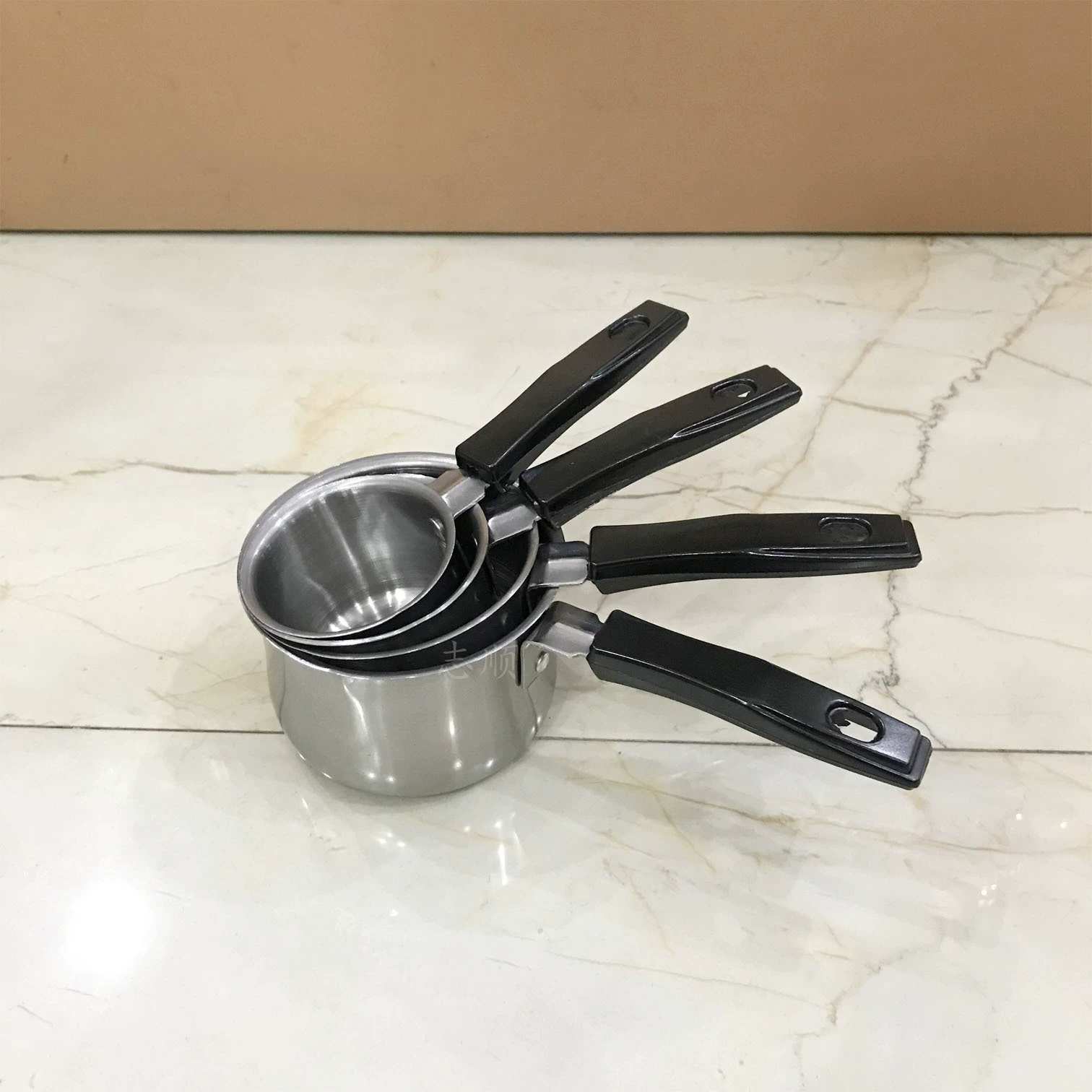 Кофейная чашка из нержавеющей стали Набор из четырех предметов для молока с магнитной чашкой для молока с ручкой, нагревательная чашка для кипячения молока барабанного типа