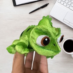国境を越えた人気の磁気カメレオントカゲぬいぐるみパスカルグリーントカゲ肩に座るクモのおもちゃ