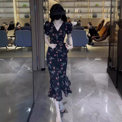 フランス式の優雅な気質の花のワンピースの女性の夏の新型のお茶の休みの気質のvネックは腰を収めてやせている包みの尻の長いスカートを現します。