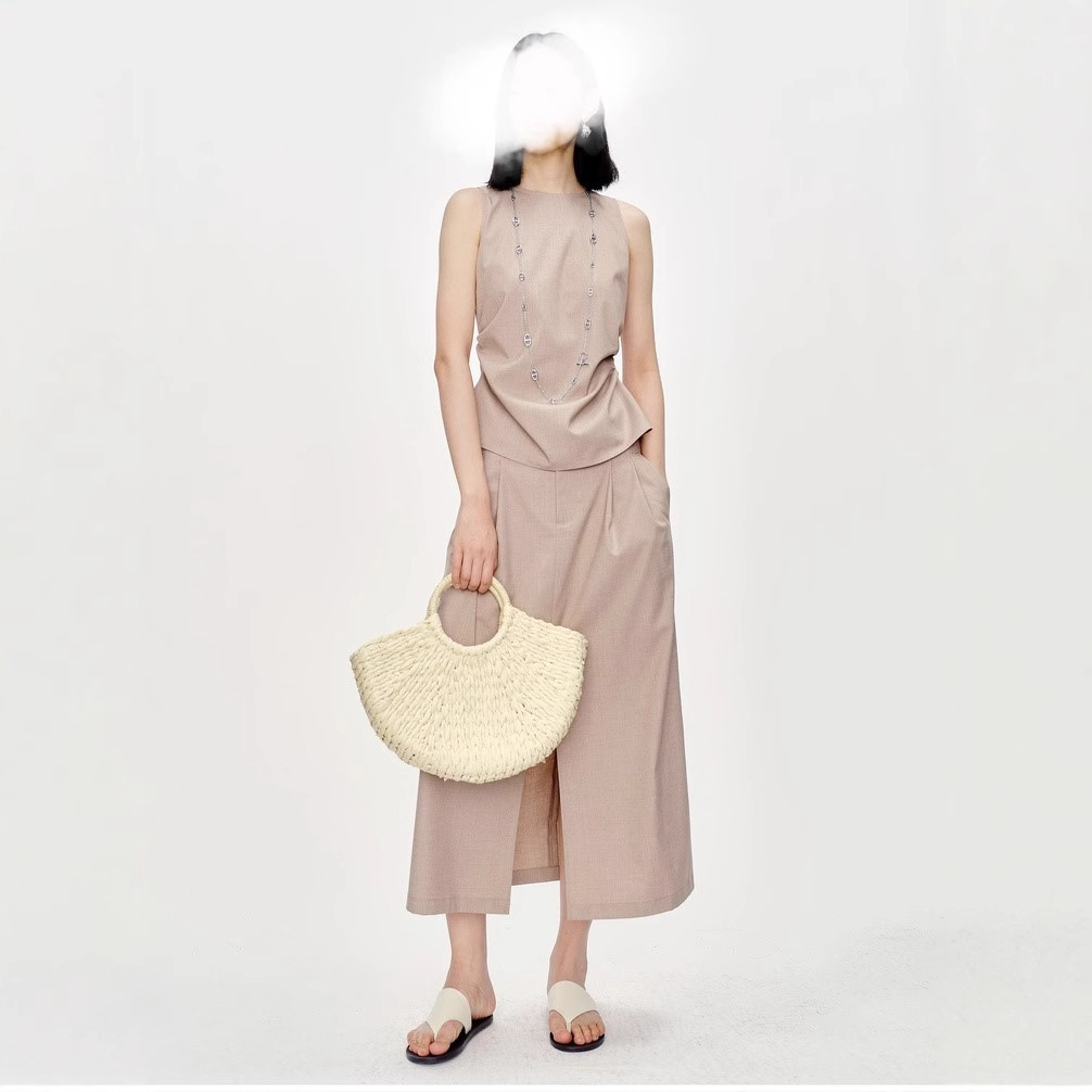 Conjunto de saia e colete com fenda, estilo verão, listras diagonais finas, vibe de pôr do sol, cintura relaxada.