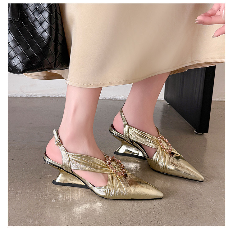 Sandal nữ mũi nhọn đính đá, quai sau có khóa, gót không đều, da thật — vàng, bạc chi tiết 11