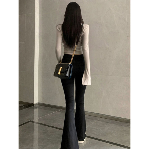 French-style innerwear, uniquely chic and pure desire style, square-neck split long-sleeved base shirt, fitted micro-pleated jeans two-piece set