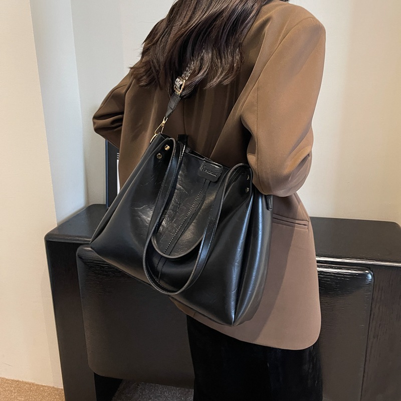 European and American retro large-capacity commuter tote bag 2024 new portable shoulder bag, textured wide shoulder strap messenger bag_voghion.com