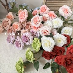 5頭のカプチーノのバラの多頭バラの結婚祝いの結婚式場の花は室内外の布の風景を挿して花をシミュレーションします。