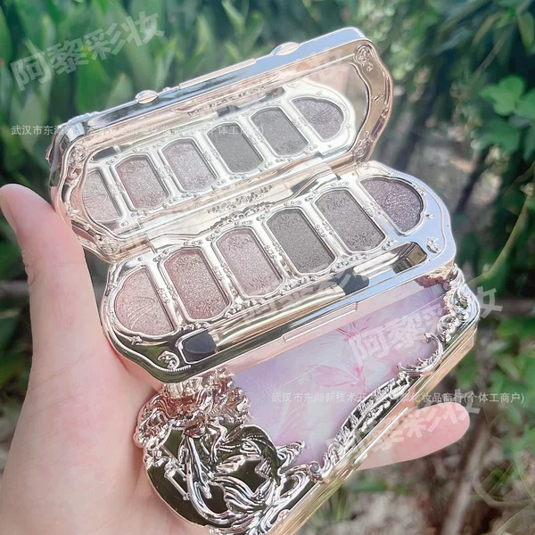 Winnie the Pooh Six-Color Eyeshadow Palette Recommended by Internet Celebrities, High-Value Earth-Toned Eyeshadow with Pearlescent Shimmer, Pure and Alluring