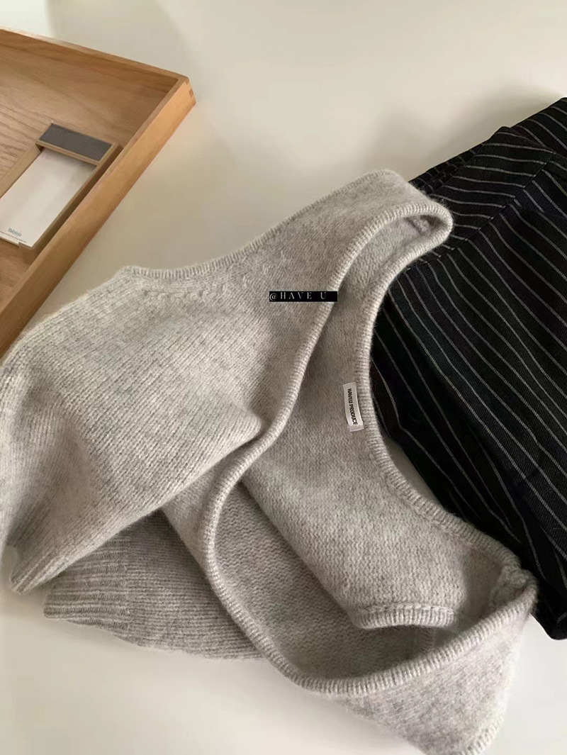 ウールニットのベストuネックの弾力性が短いです。