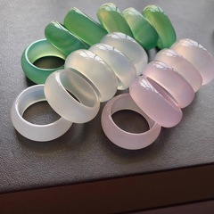 カルセドニー瑪瑙クリスタルマルチカラーリングカップルリングミディアムワイドカルセドニー翡翠リング翡翠リングハンドジュエリーメーカー直接供給