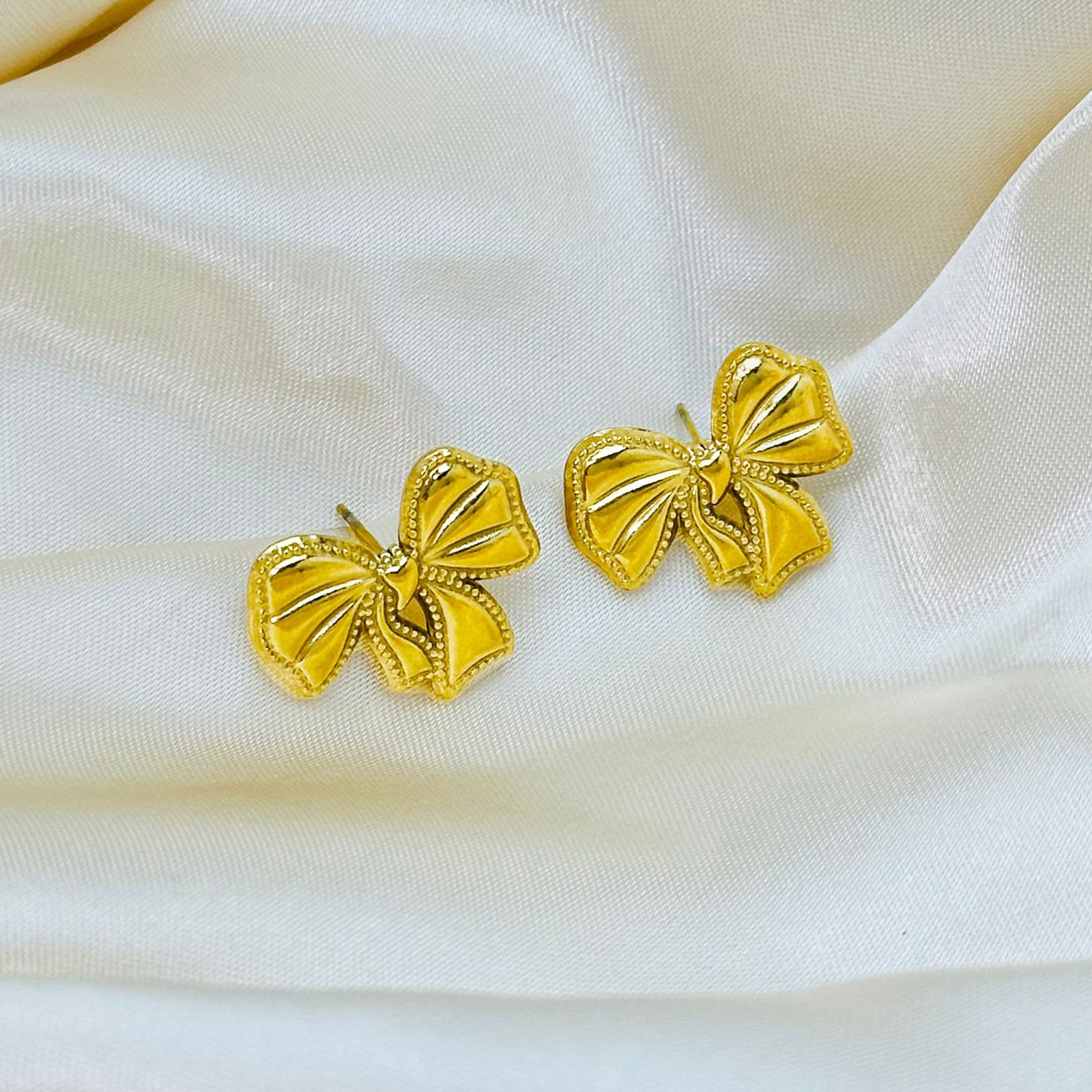 Bow set pendientes ligero lujoso estilo transfronterizo colgante de acero de titanio no decolor 18K joyas de oro ins