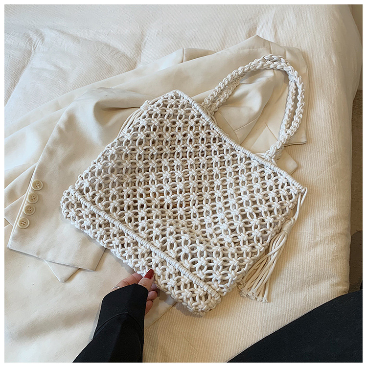 Women's Medium Straw Solid Color Vacation Beach Tassel Weave Square String Shoulder Bag Handbag display picture 3