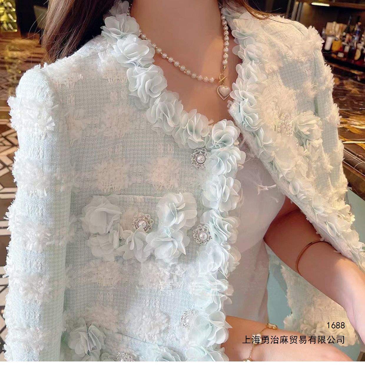 A sophisticated and elegant single-breasted coat with delicate details and intricate three-dimensional floral trim, a chic and stylish new style for 2026.