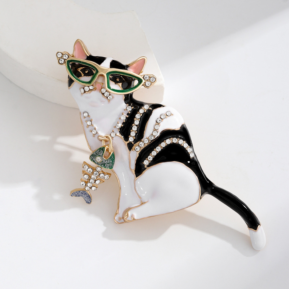 Chat mangeant du poisson - Broche animal haut de gamme, luxueuse, exquise et adorable pour femme, accessoire, épingle, ornement_voghion.com