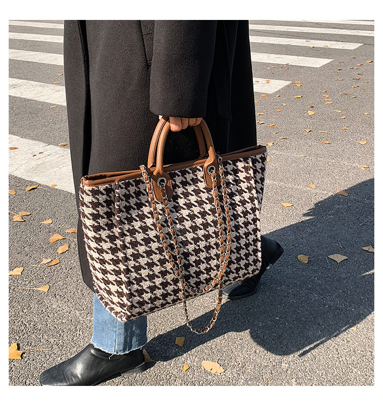 High-grade Chain Shoulder Large Capacity Tote Bag 2021 New Bags Women's Commuter Houndstooth Portable Big Bag display picture 7