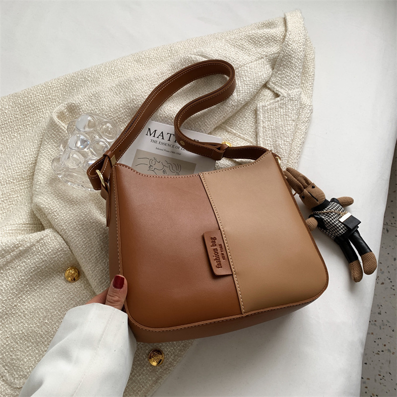 펜던트와 다크 브라운