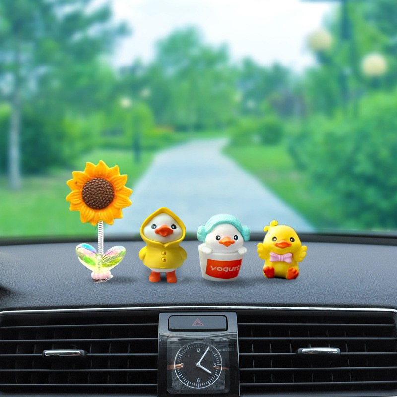 Popular decoración del coche creativo lindo pequeño pato amarillo femenino dios coche en línea rojo interior del coche centro de decoración de la consola suministros