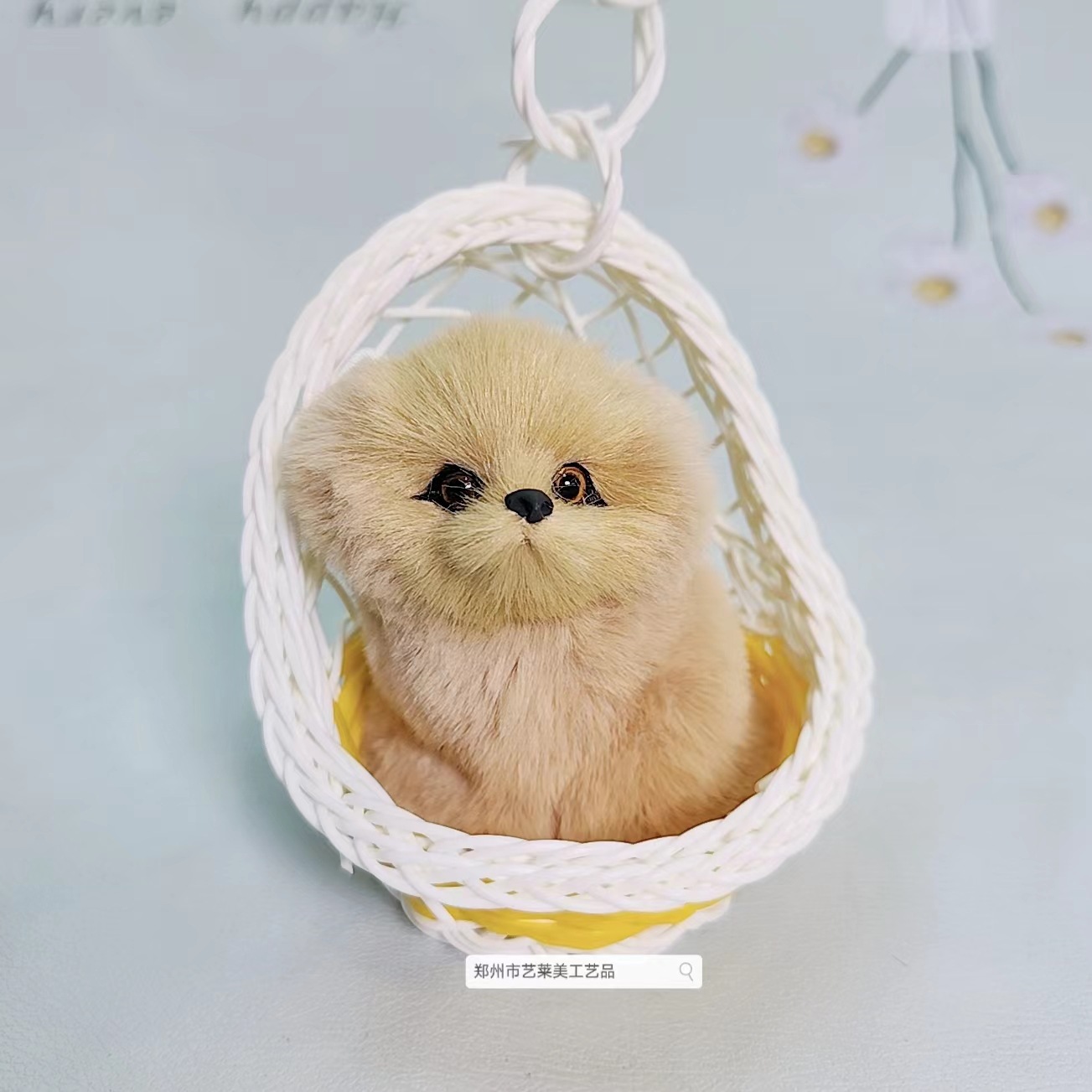 노란색 교수형 바구니 개가 짖는다