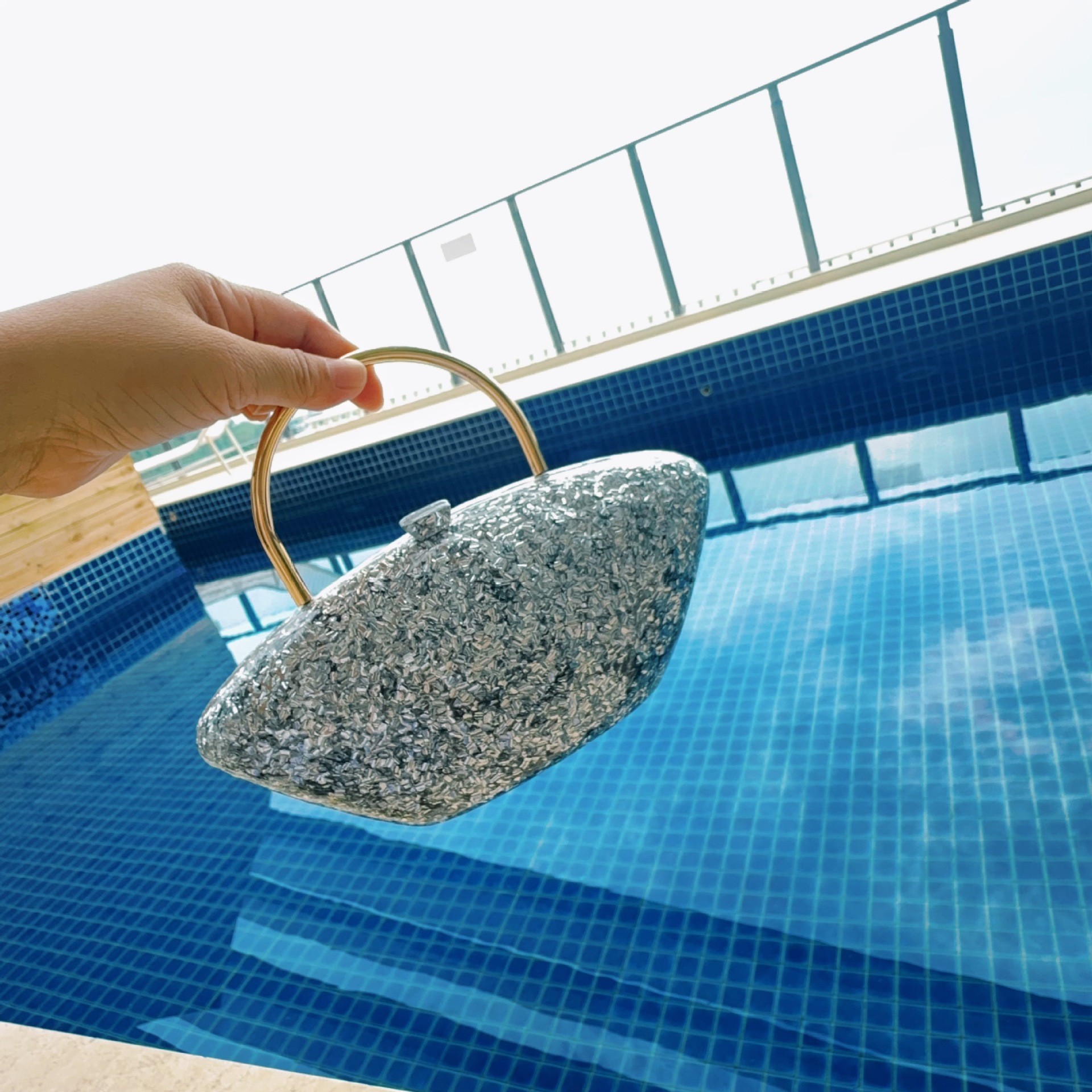 Nuevas bolsas de damas transfronterizas acrílicas bolsas de cena de hombro único inclinado partido de lujo ligero cadena conchas de mano bolsa de cena