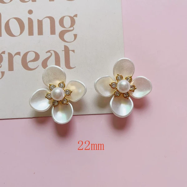 Four-petal flower-snowflake diamond