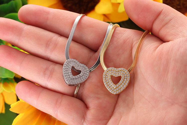 Copper Material Retro Heart Shape Copper Plating Hollow Out Zircon Pendant Necklace 1 Piece