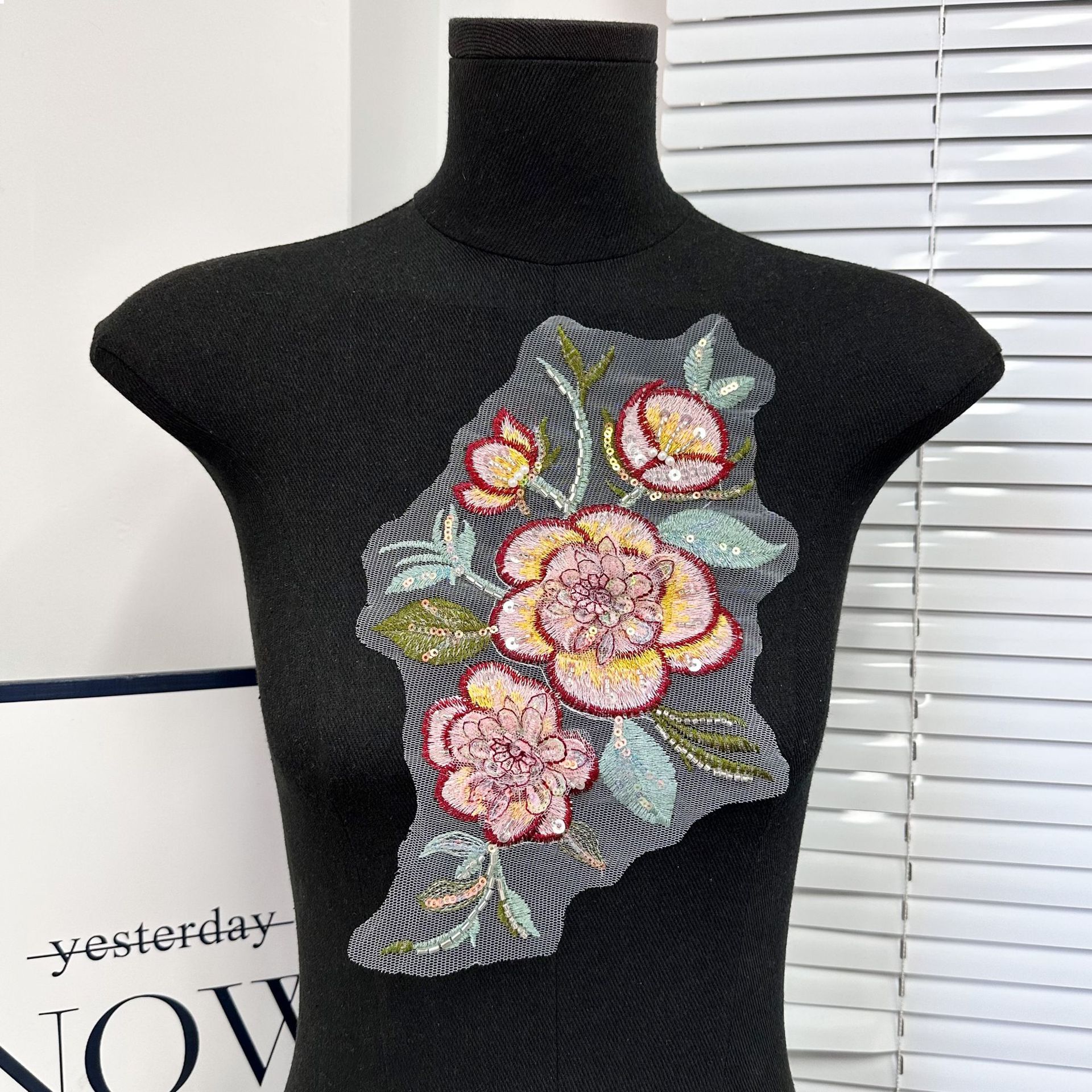 Tela bordada original hermosa ropa china cheongsam antiguo parche decoración de tela de malla de tela de flores bordadas