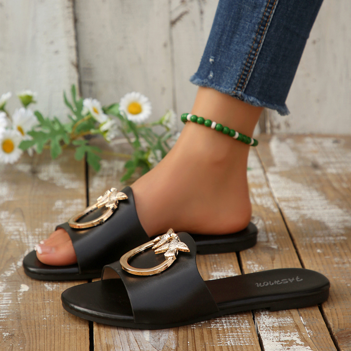 Sandalias Planas de Mujer con Detalle Metálico de Cuero Sintético Cómodas para Uso Casual