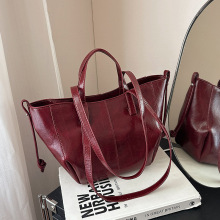 手提包女士包包高级感漆皮亮面条纹压痕大容量托特包极简风通勤包