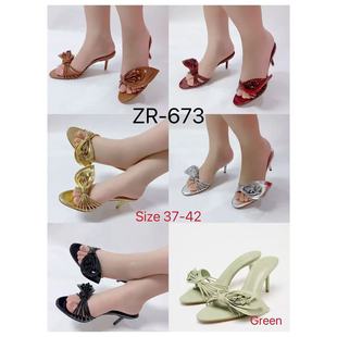 �ļ��¿���Ь�r�К��|�W���L��ɫ������^�߸�����Ů����