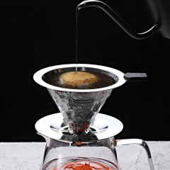 ステンレスフィルターのコーヒーフィルターの手でコーヒーポットのフィルターを流します。
