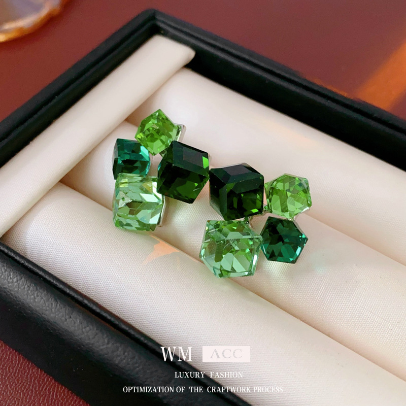Aguja de plata verde cuadrado pendientes de cristal de estilo estilo universal lujo ligero alta sensación auriculares fábrica de mujeres al por mayor