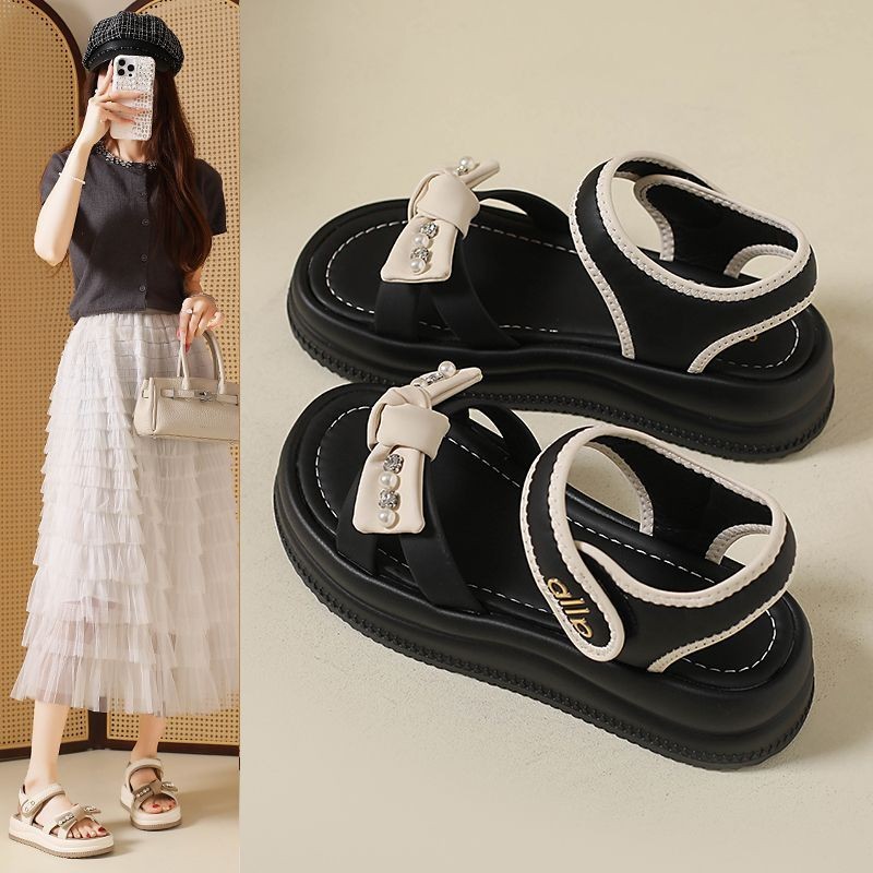 Temperamento de red de fondo grueso de moda para sandalias de exterior para mujeres verano de 2026 nuevo estilo coreano de playa ligera sandalias romanas