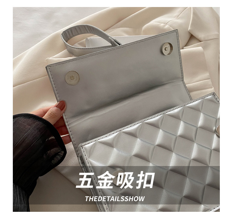 The 2024 autumn new embossed diamond-shaped single-shoulder crossbody bag with a chain design is a niche, fashionable, simple and retro small square bag Item Picture