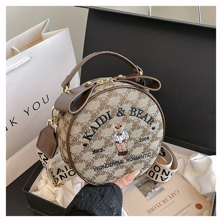Bolso de lona con bordado de oso, modelo 2026, para mujer, bolso popular para teléfono móvil con correa ancha para el hombro, bolso bandolera de un solo hombro, bolso pequeño.
