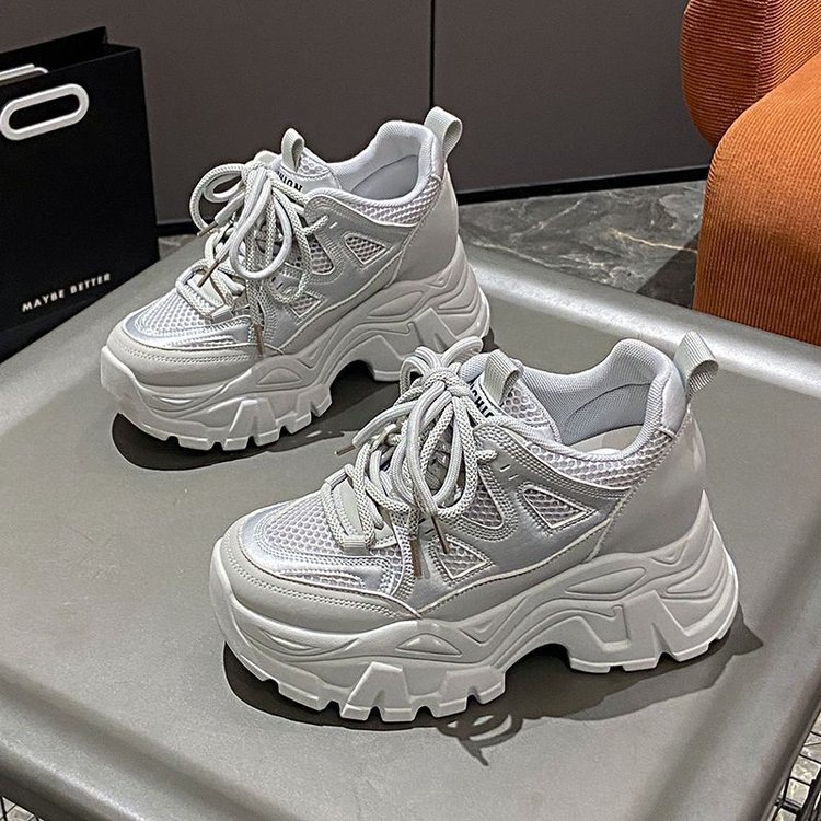 Zapatos blancos transpirables de malla de altura interior de suela gruesa 2026 verano nuevos zapatos de papá ligeros zapatos deportivos casuales