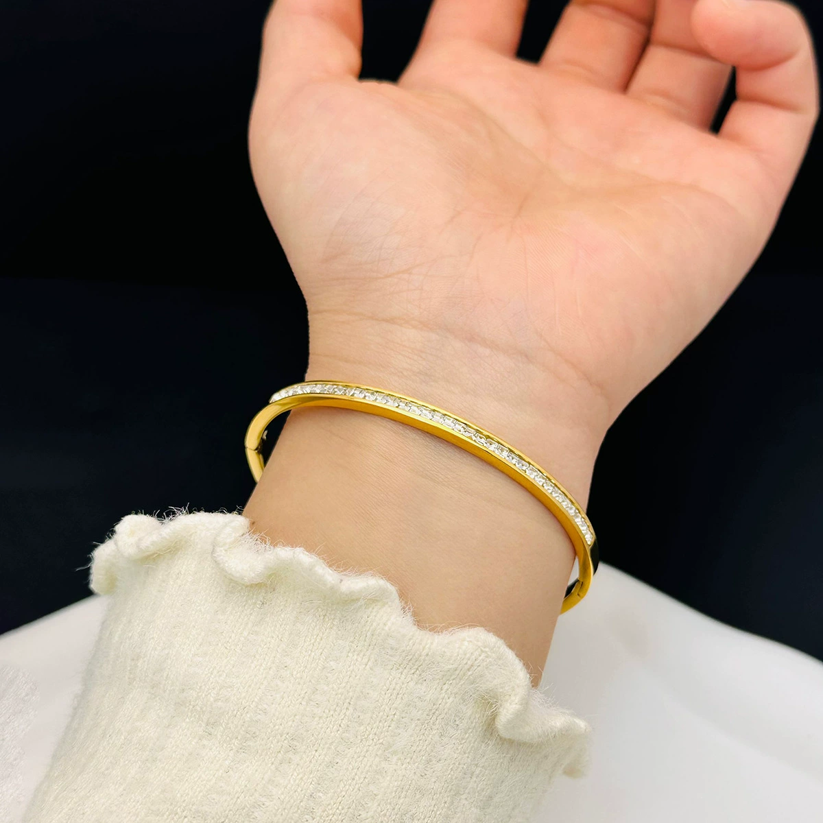 Маленькая изысканная брендовая женская bracelet из нержавеющей стали, не тускнеет, украшенный драгоценными камнями