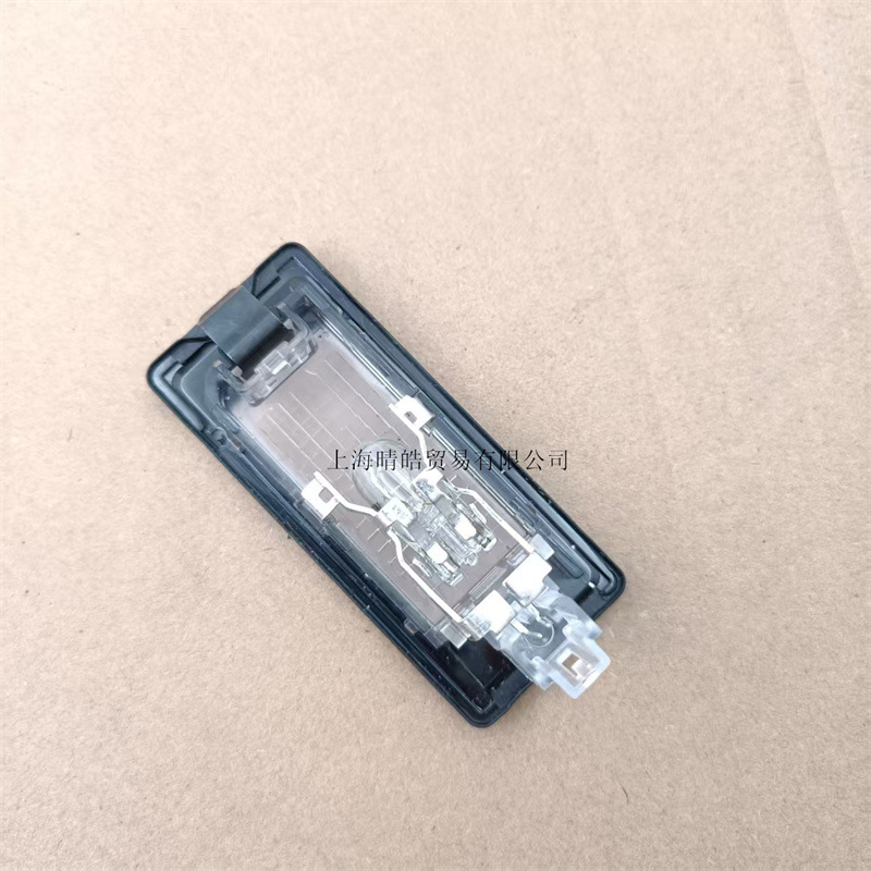 16D943021 is applicable to Volkswagen's new Passat new Lang Yilang line Sagitar Ming Rui Bora rear bar rear license plate lamp