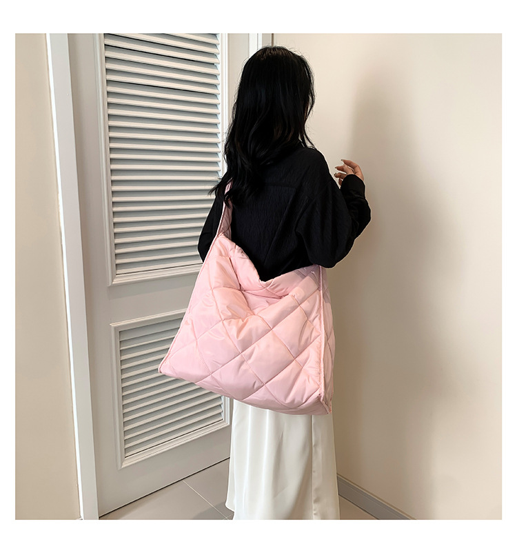 Women's Large Pu Leather Solid Color Lingge Streetwear Square Zipper Shoulder Bag display picture 14