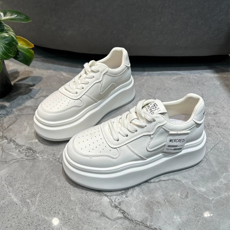 2024 nuevos zapatos de primavera y otoño pequeños zapatos blancos de nicho de diseño de zapatos deportivos de suela gruesa zapatos pequeños altos