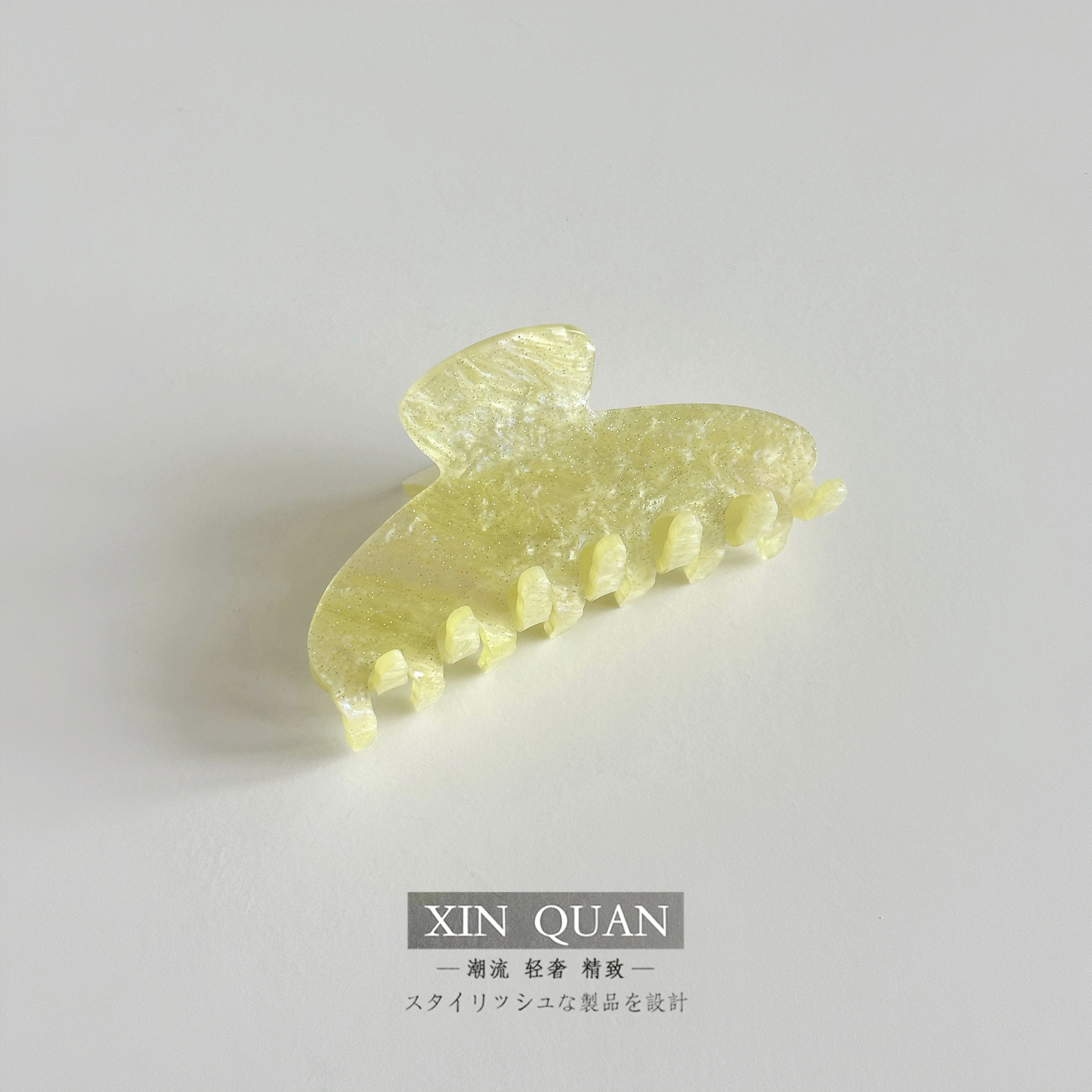 연한 노란색