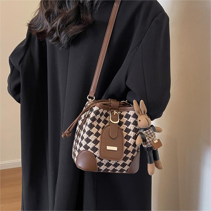 Nicho de diseño retro bolsa de rombo bolso de las mujeres 2023 nuevo de alto grado sentong Qin bolsa de mensajero bolso de cubo de moda todo fósforo