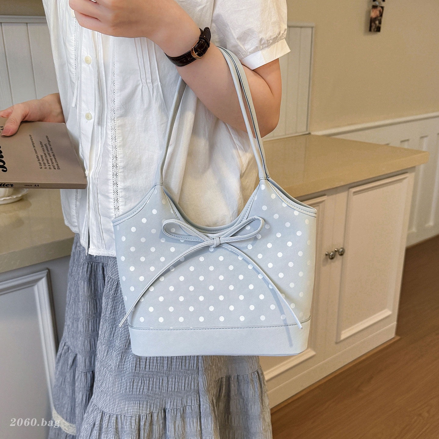 Bolso de viaje de punto de onda versátil simple 2026 bolso de cubo de moda nuevo tipo de hombro casual de mujer suave verano