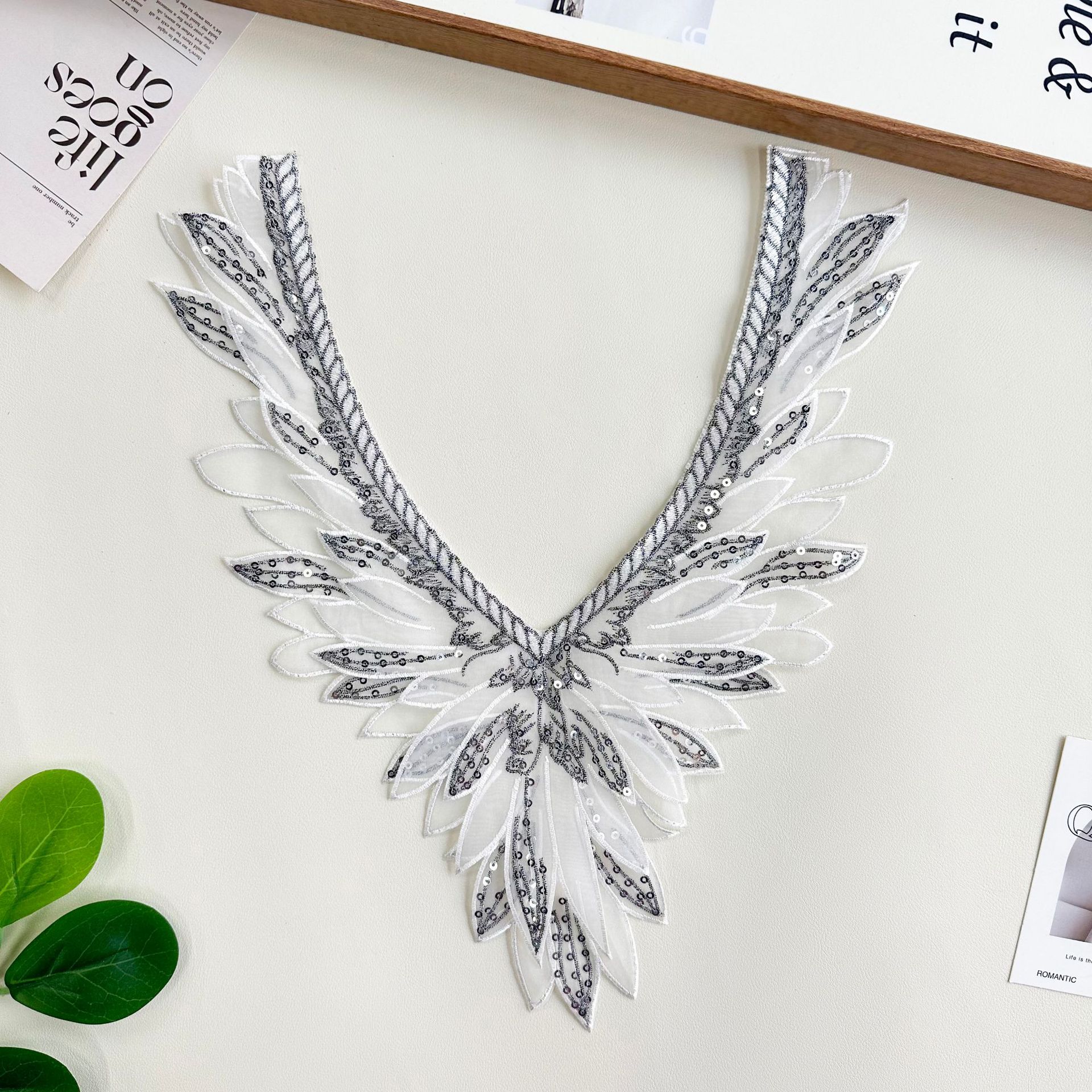 Blanco plateado con cuello en V, lentejuelas, bordado de hojas, pegatinas de tela, vestido, suéter, decoración del escote, accesorios de bricolaje hechos a mano