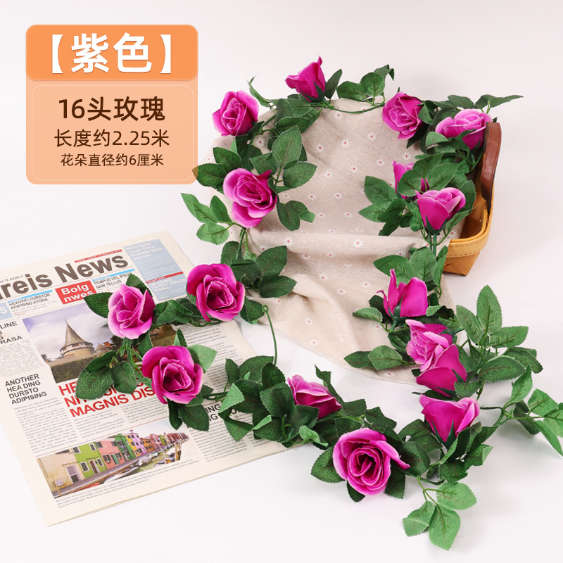 Simulación de flores falsas rosas de caña colgando la pared tubería de drenaje envuelta hoja verde que cubre la parte superior de la decoración de boda de plástico