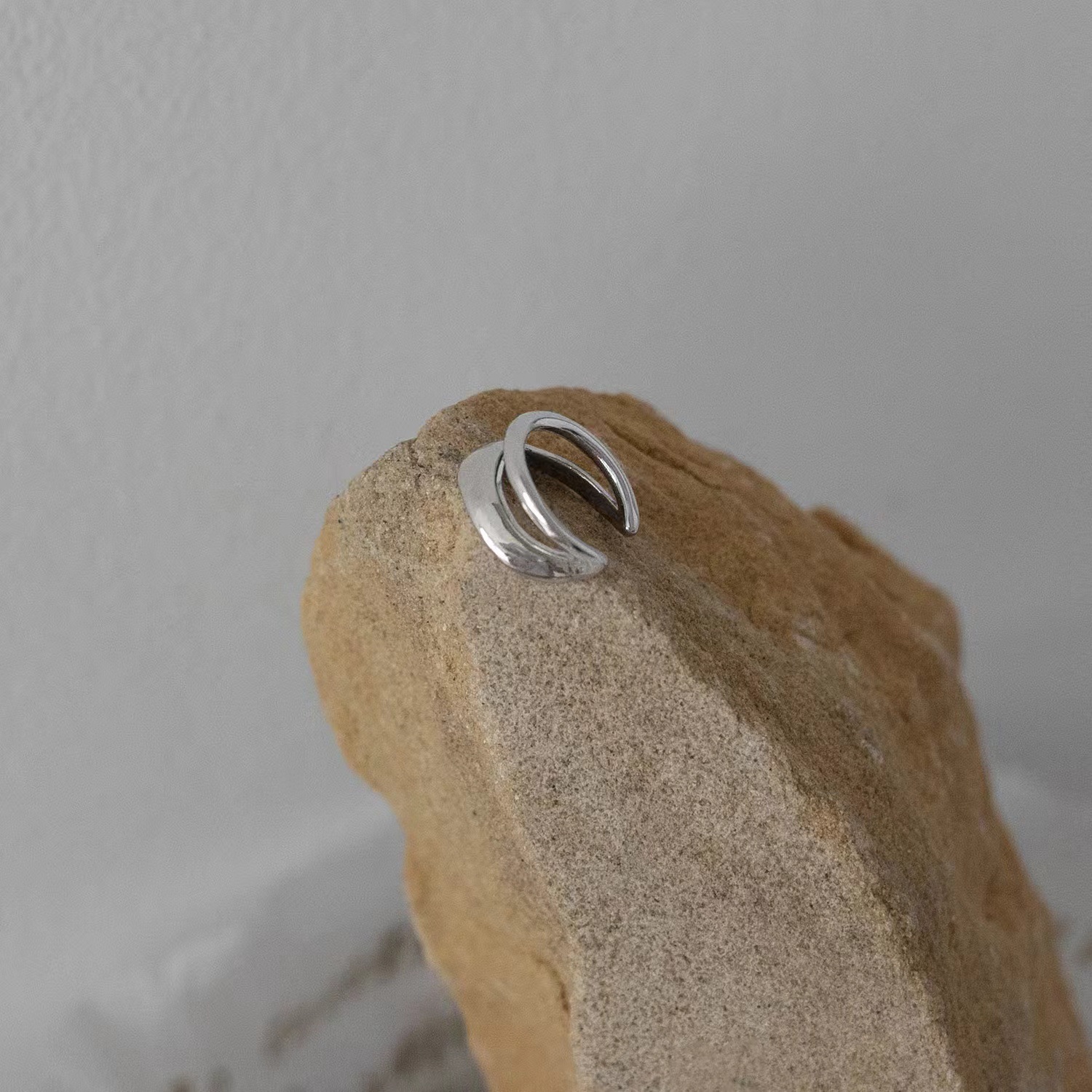 French C de doble capa sin orejas perforadas Pendientes simples ins femeninos Pendientes de oreja de viento frío Pendientes de sentido avanzado Nuevo